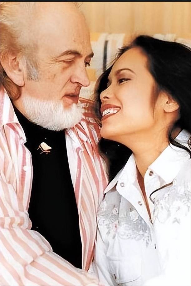 61岁韦唯定居泰国,养水牛种水稻,颜值就像三十岁,晚年生活幸福