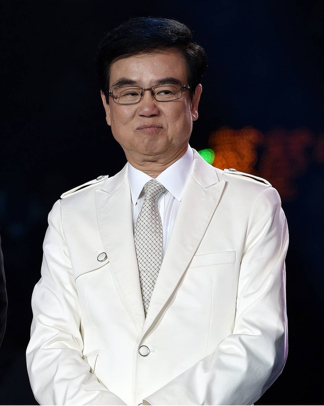 黄百鸣涉内幕交易案开庭,现身法院全程沉默,曾陪妻子抗癌16年