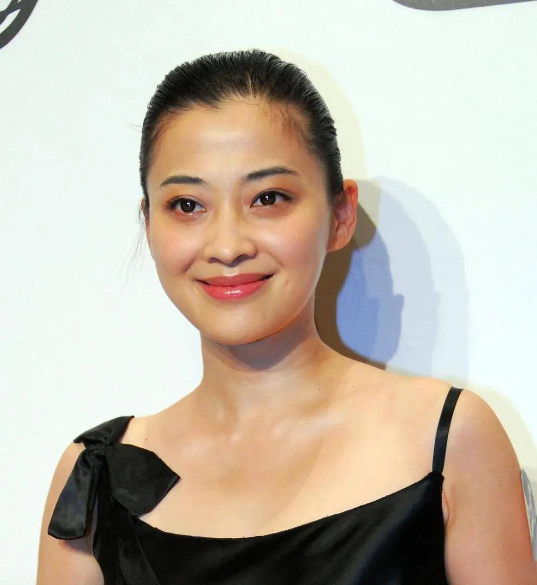 49岁梅婷素颜照曝光,颈纹黑眼圈引发热议,网友纷纷讨论