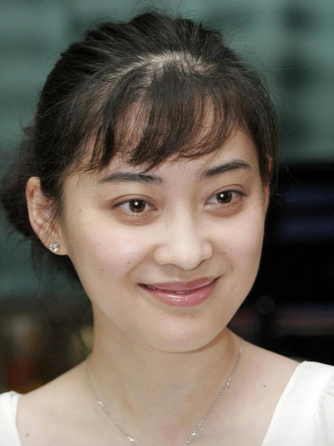 49岁梅婷素颜照曝光,颈纹黑眼圈引发热议,网友纷纷讨论