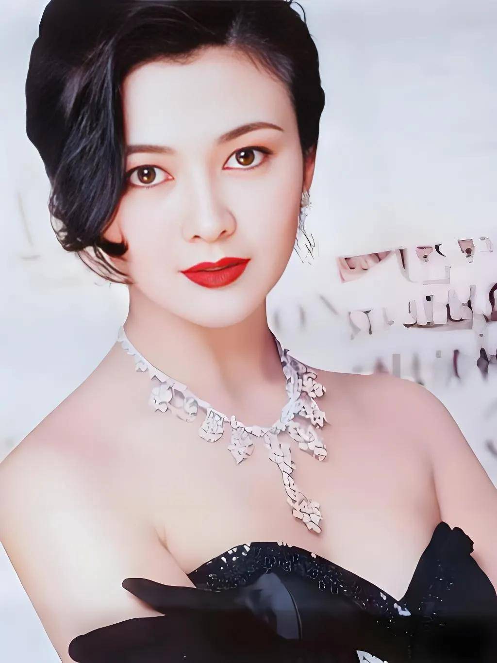 回顾90年代香港10位香港女演员,钟楚红风情万种,你最喜欢哪个?