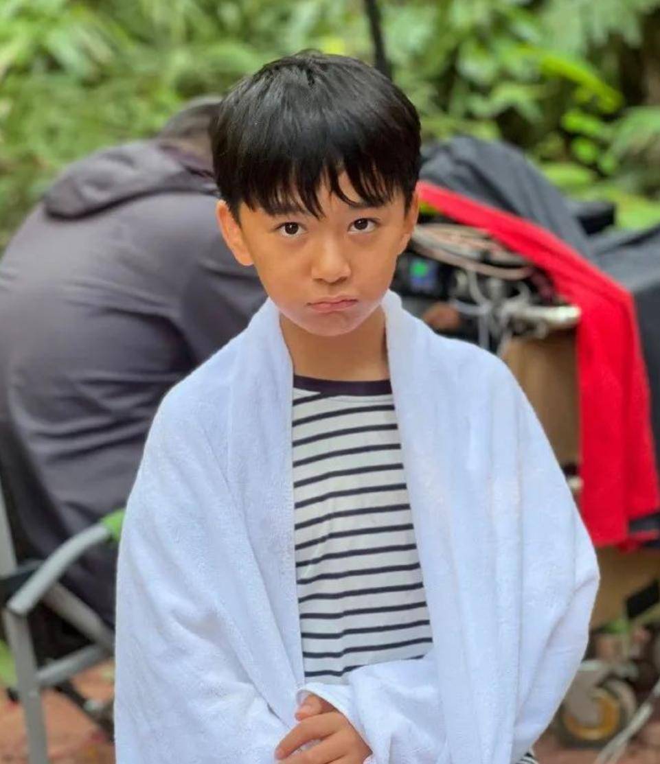 特别是在拍摄《以家人之名》时,为了更好地演绎冷淡寡言的"凌霄"