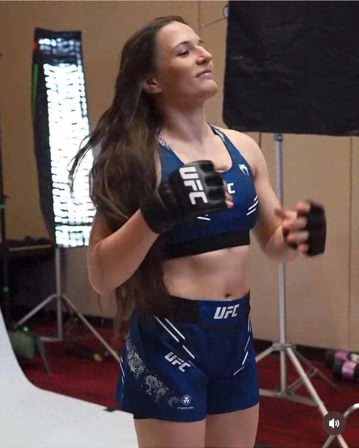 张伟丽升重 UFC 女子蝇量级，冠军之路悬念丛生