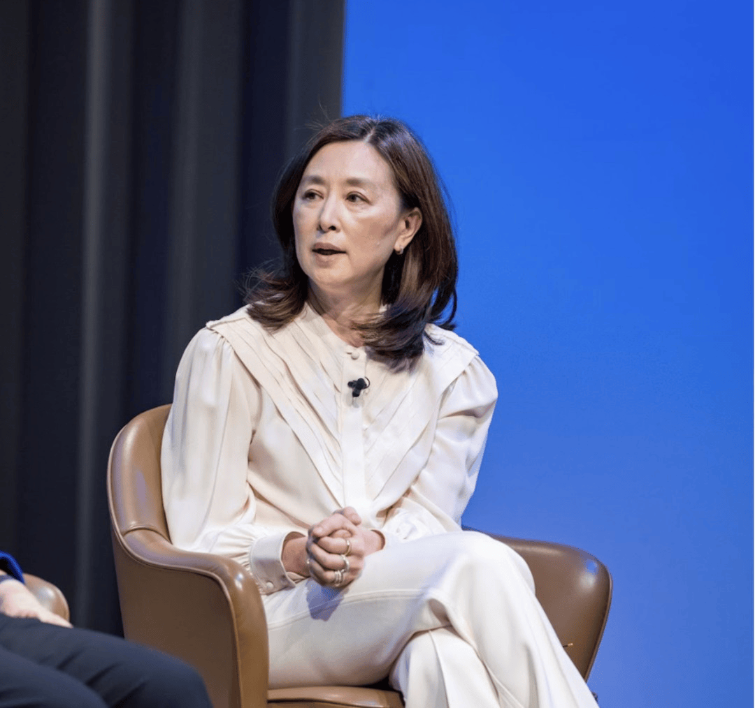 59岁蔡崇信老婆戴tiffany演讲气场强!娶到她"高攀"了?