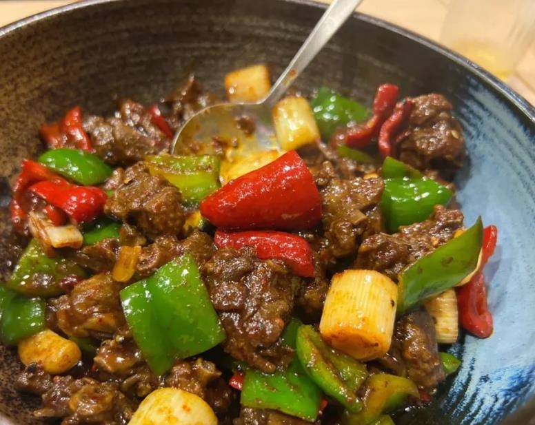 经典的菜肴，炒，辛辣和美味，便宜且不可阻挡