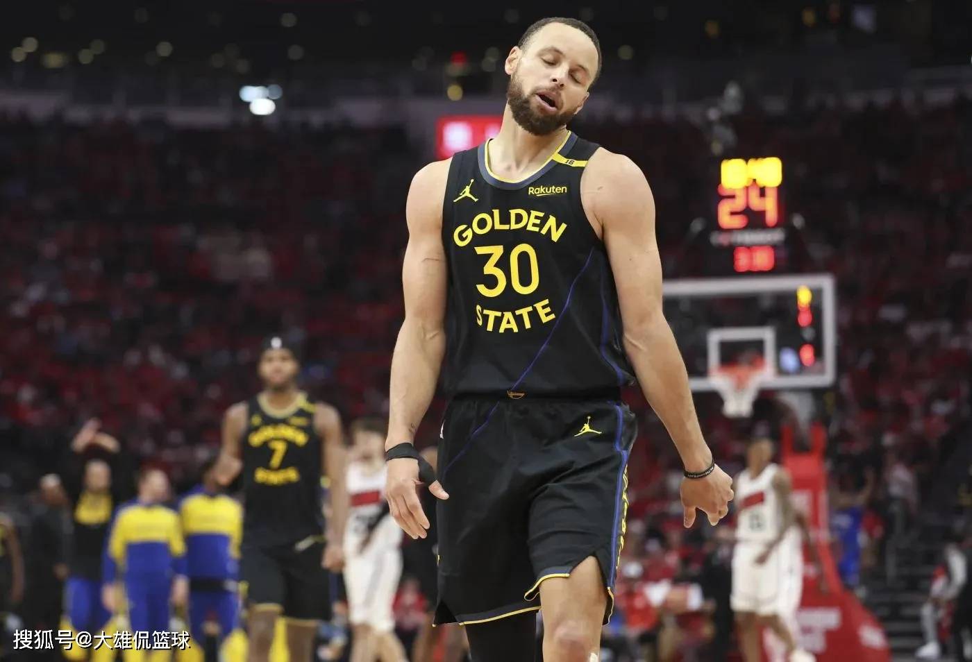 双标，詹姆斯受伤遭质疑，库里受伤却不被质疑_搜狐网, image size:1400x954