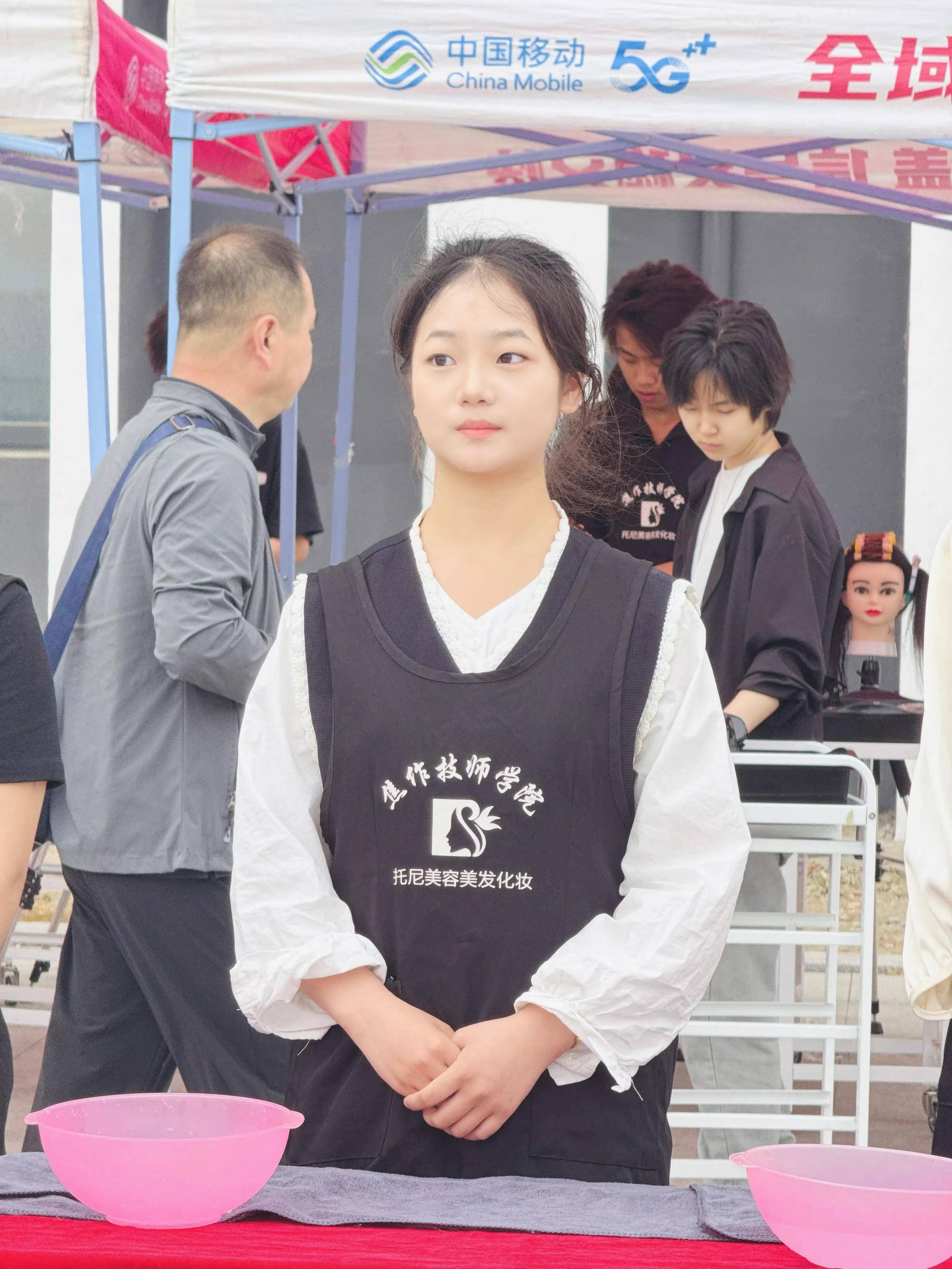 主要课程人像素描色彩基础服务接待训练服饰与造型美容美发企业