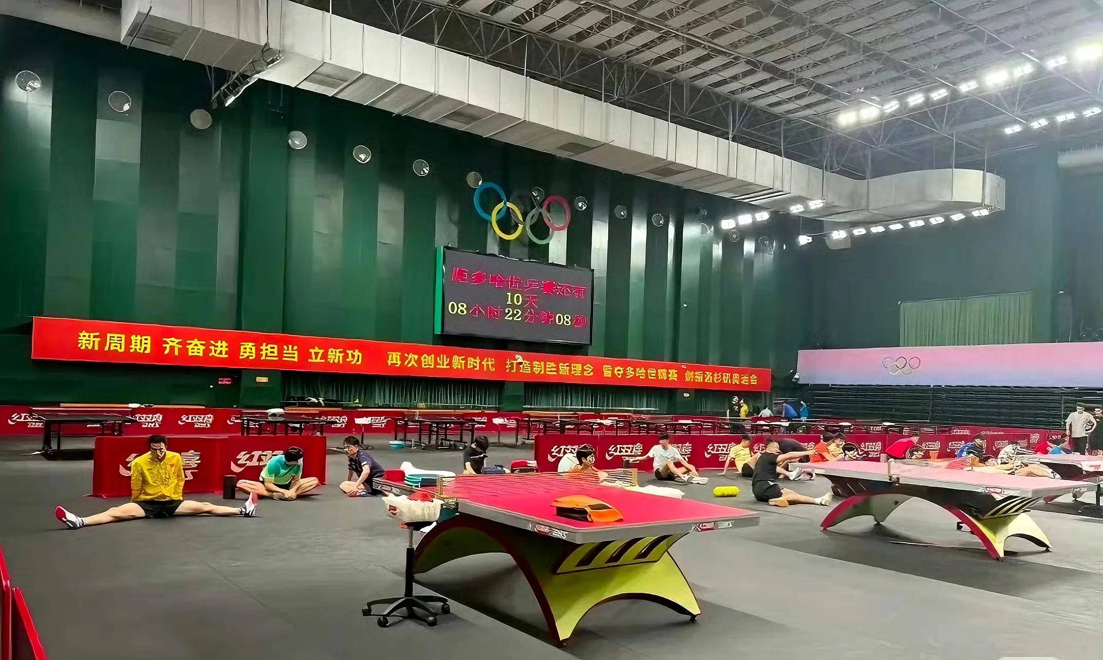 两列长标语,主要对手列满五面墙,全场红球桌