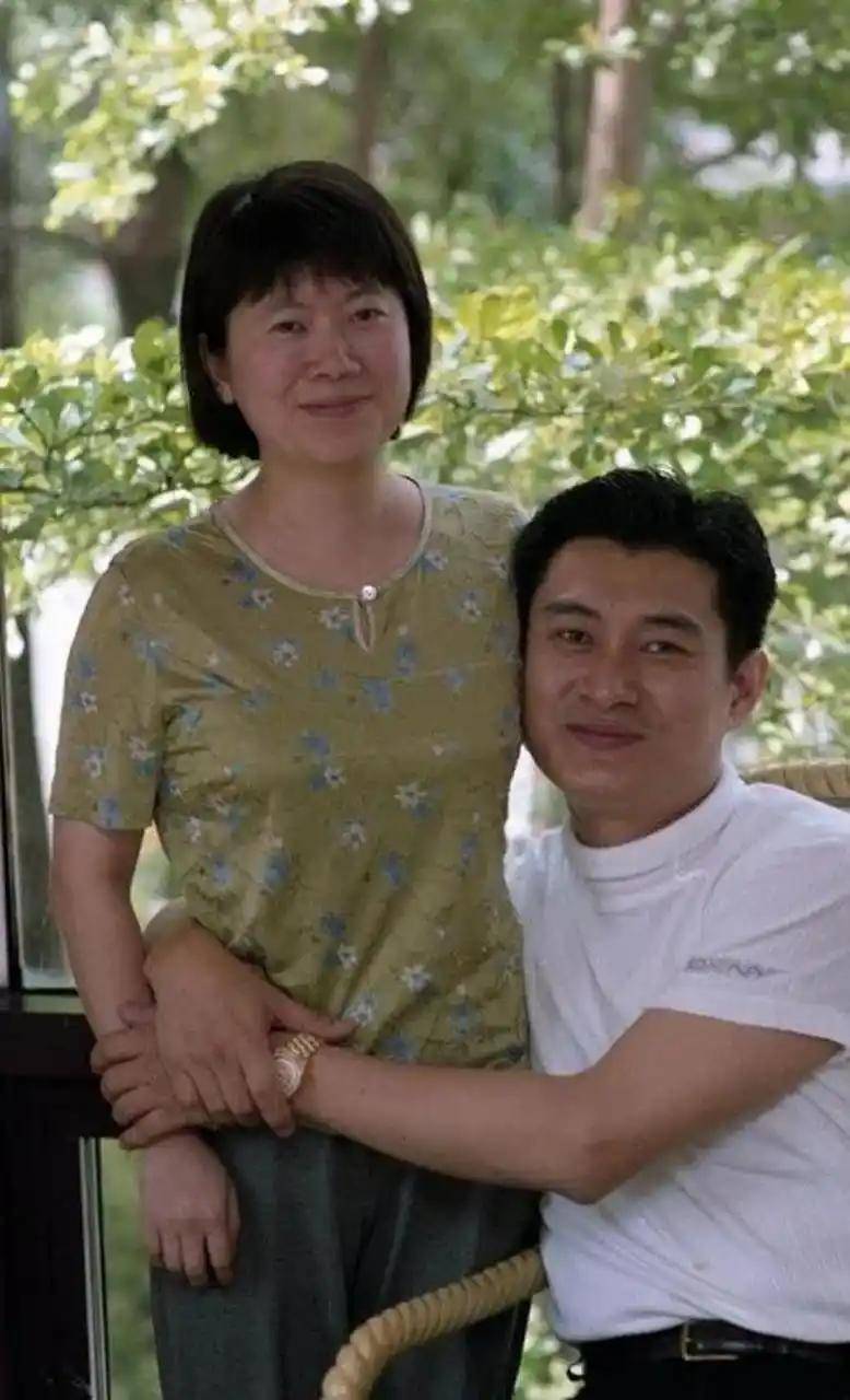 曝62岁黄安已经与原配离婚?携现任聚会,戴硕大珍珠大赞对方漂亮