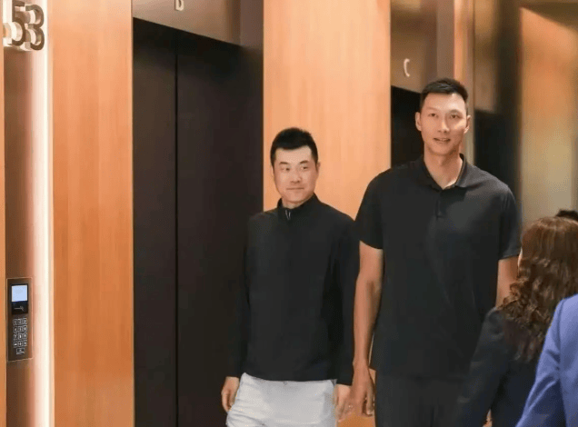 终极目标！易建联罕见现身只为1件事，球迷争议却更大了