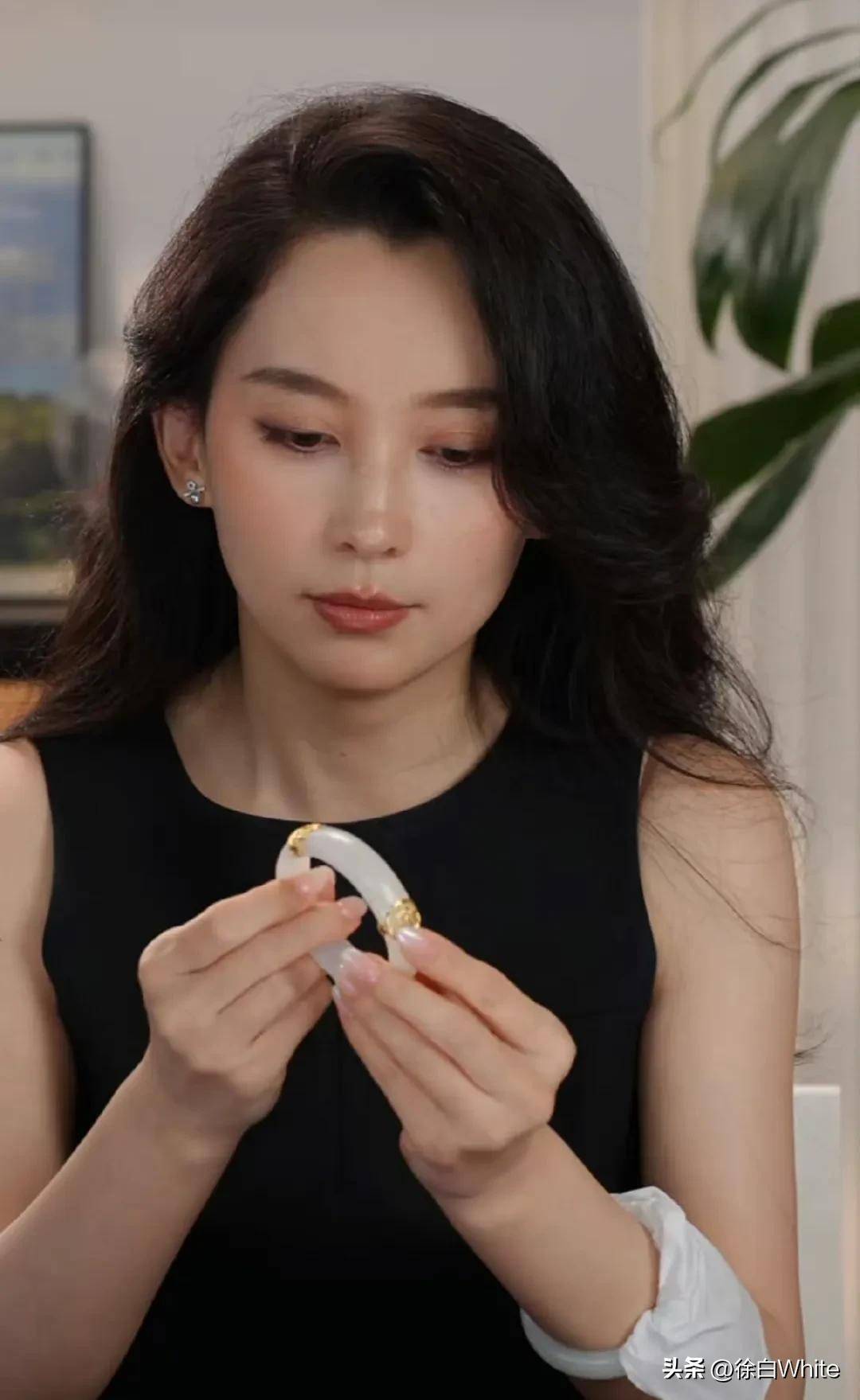 汪峰女友森林北首次直播带货36岁身兼数职汪峰眼光好命也好