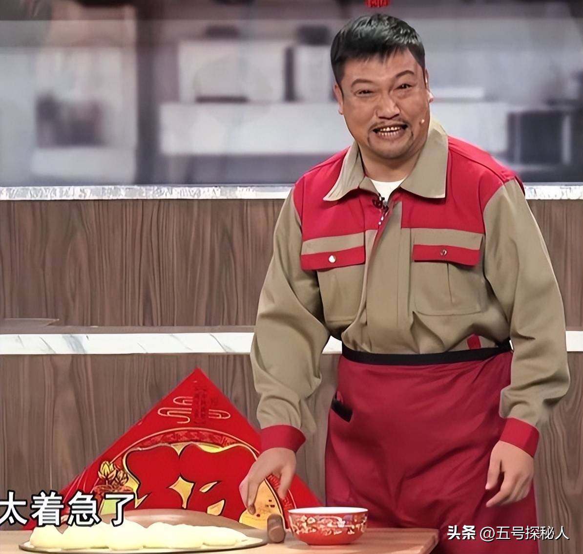喜剧人贾冰:35岁辞副处级职务,38岁上春晚,靠做饭征服观众