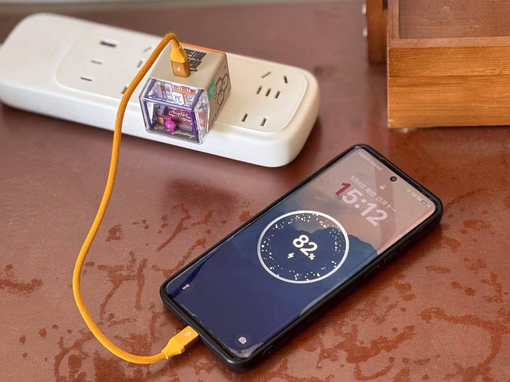 透明机甲下的充电革命——让你的生命中充满光