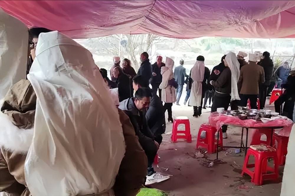 广西一葬礼现场突降暴雨,砸死3人包括一对父子,村民:太离奇了