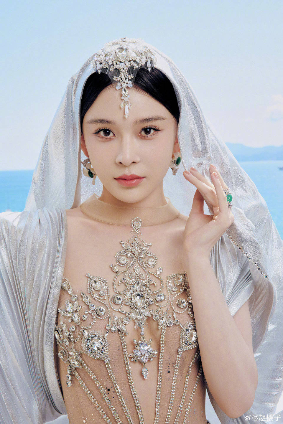 赵樱子走戛纳红毯!穿透视银色长裙披头纱,穿恨天高久停留被驱赶