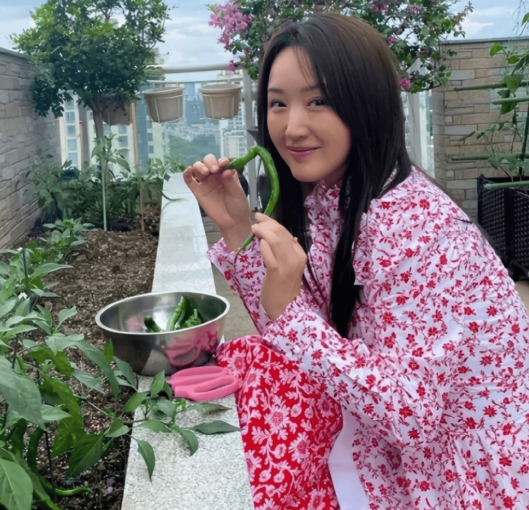 53岁杨钰莹现状曝光:楼顶种菜,豪宅生活,容颜胜似20岁女孩