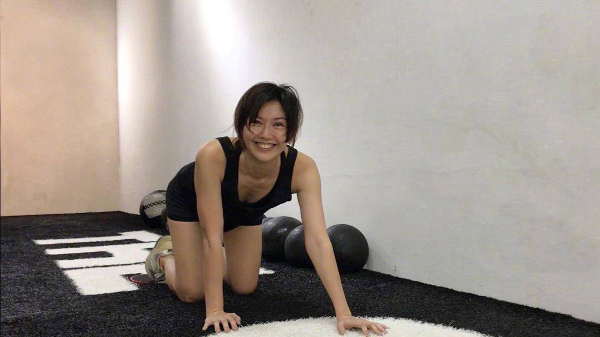 孙燕姿演唱会着装引热议,皮衣短裙大长腿白到发光,现场粉丝狂呼