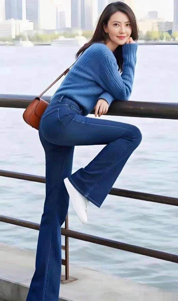 高圆圆牛仔裤演绎背影风情!翘臀与简约穿搭,碰撞出优雅时髦火花