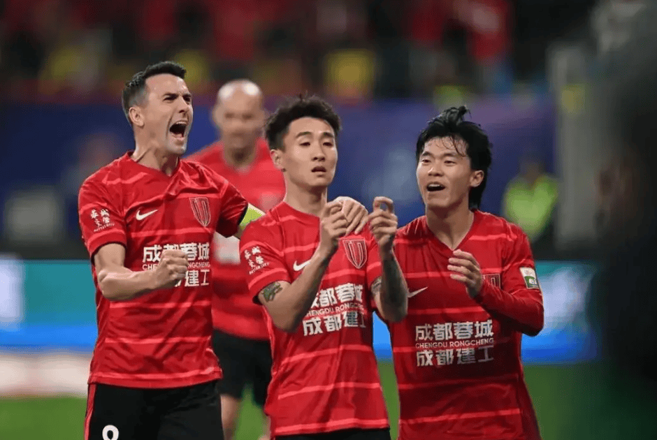 中超焦点战：韦世豪与马宁的激烈对决再度引发争议