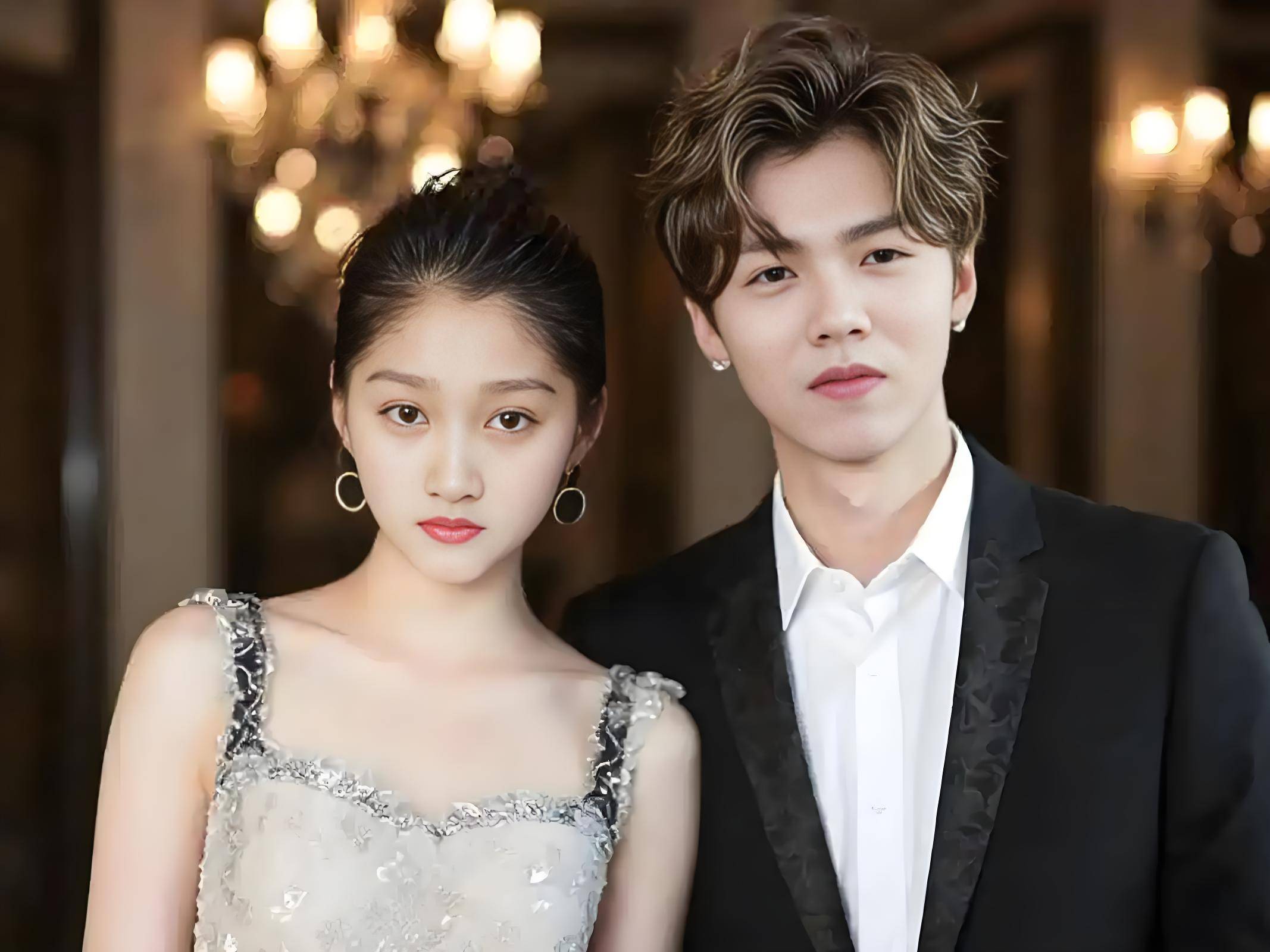 关晓彤"无名指戒指"引热议,真爱如初,还是另有隐情?