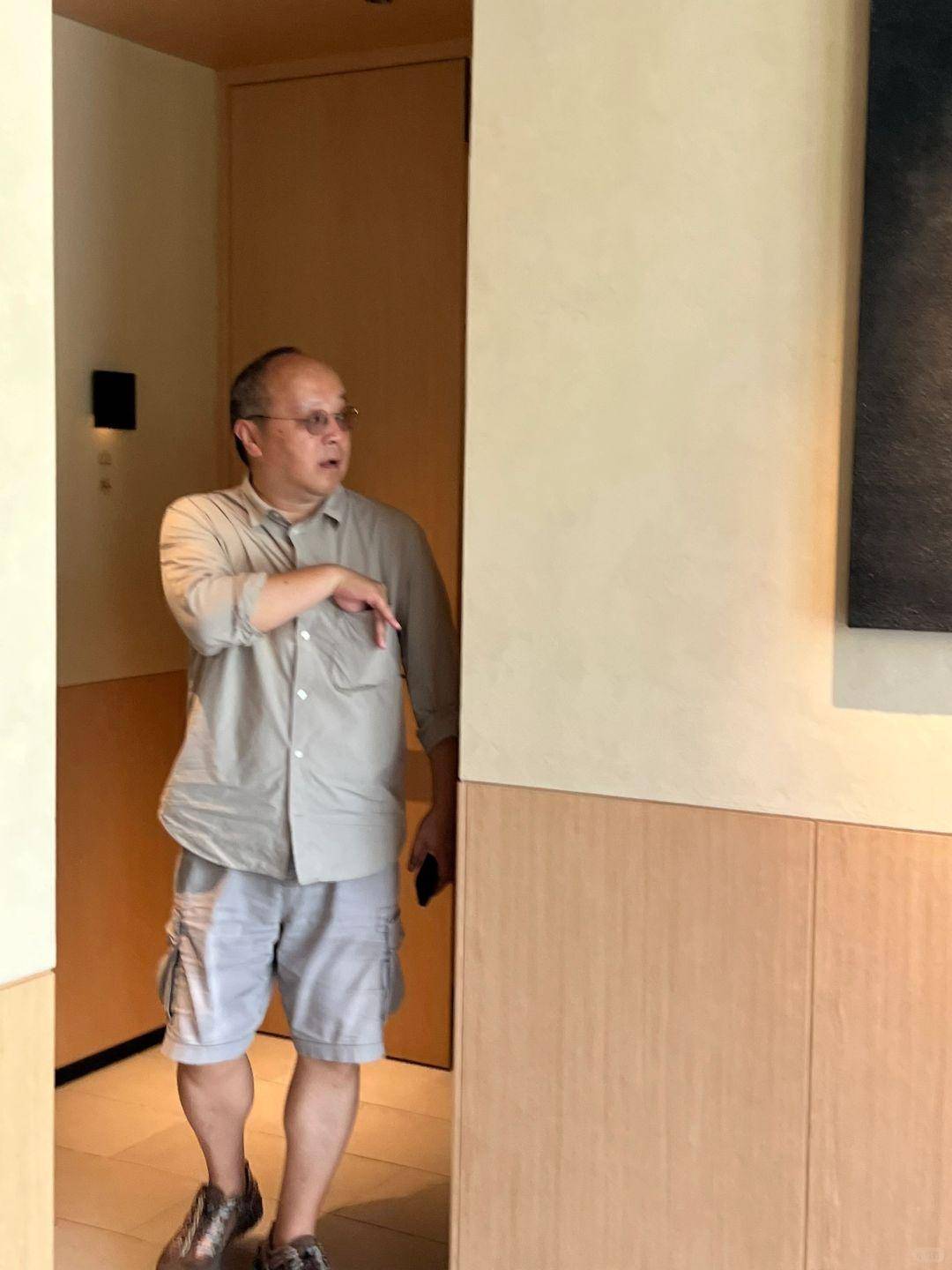 窦唯近照曝光光头墨镜鬓发花白王菲来了都不愿意认
