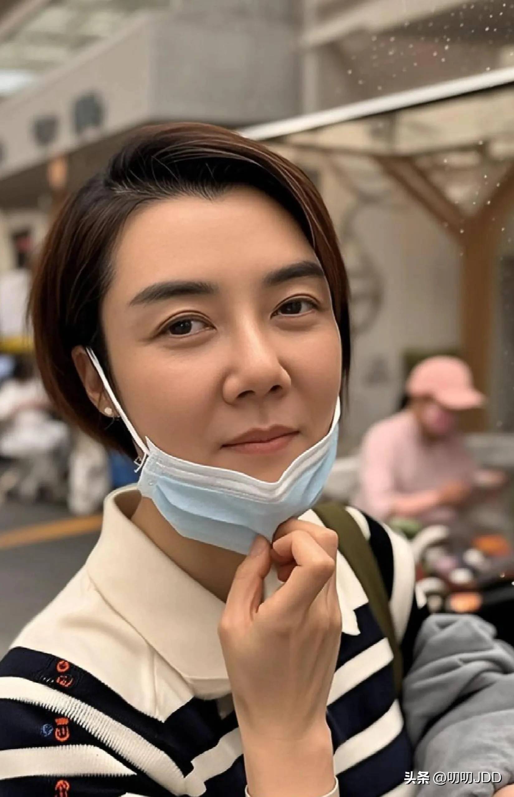 车晓素颜逛街无人识,鼻子问题更明显,邓超喊妈成谜