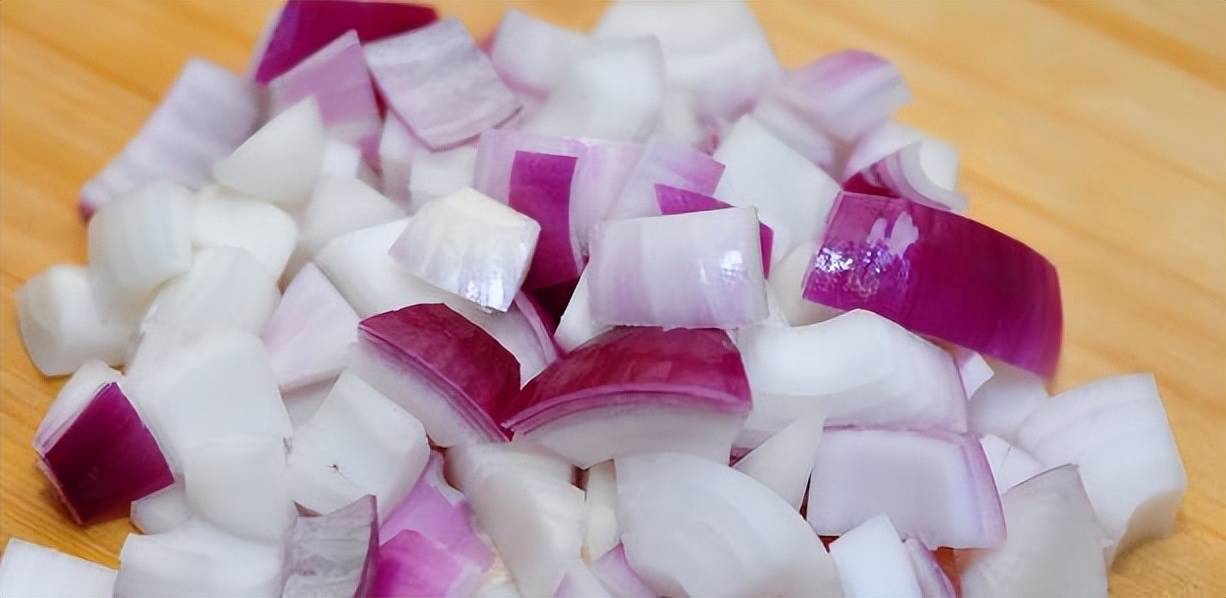 原创            洋葱的“最佳搭档”，营养价值翻倍不说，还能强免疫、保护血管