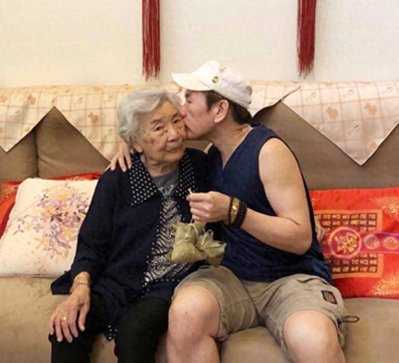 歌手赵传发出讣告,百岁母亲离世!母亲离世当天仍登台表演