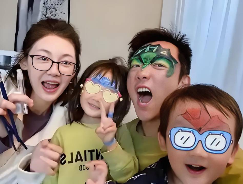 郑恺晒全家福庆祝结婚5周年,一家四口大手叠小手,快乐又甜蜜