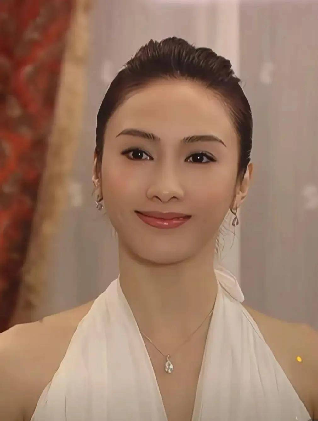 17年前的黎姿也太美了!简直是中女理想中的穿搭模板