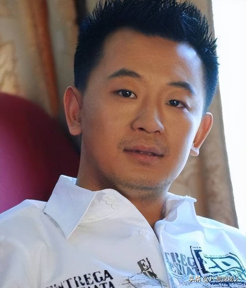 黄海波出身于军人家庭,小时候在部队大院长大,父亲严厉却也支持他做出