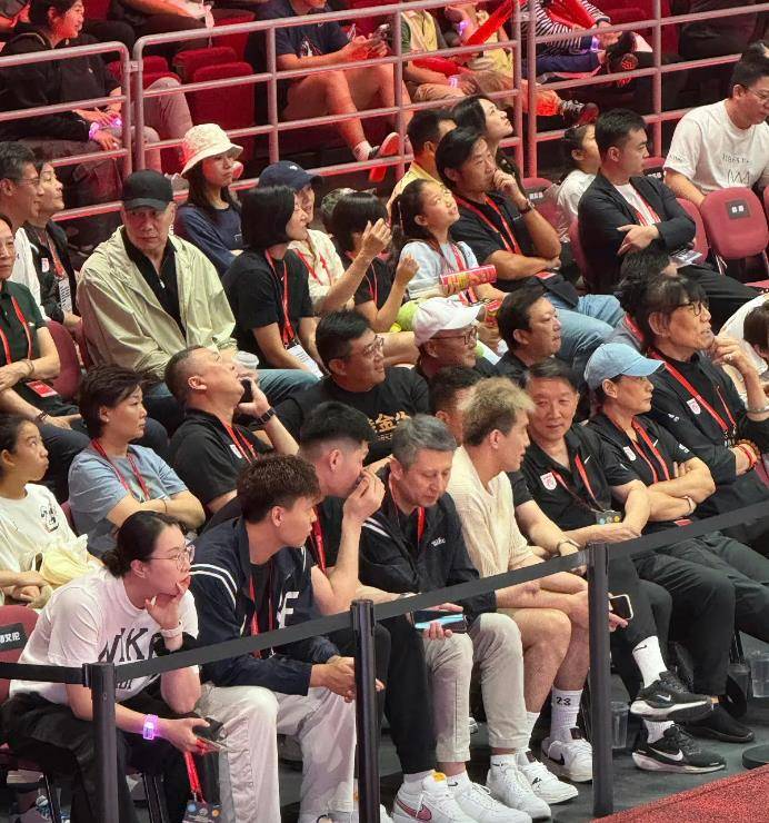耐高篮球总决赛：杜锋与李梦亲密交流，球星云集五棵松