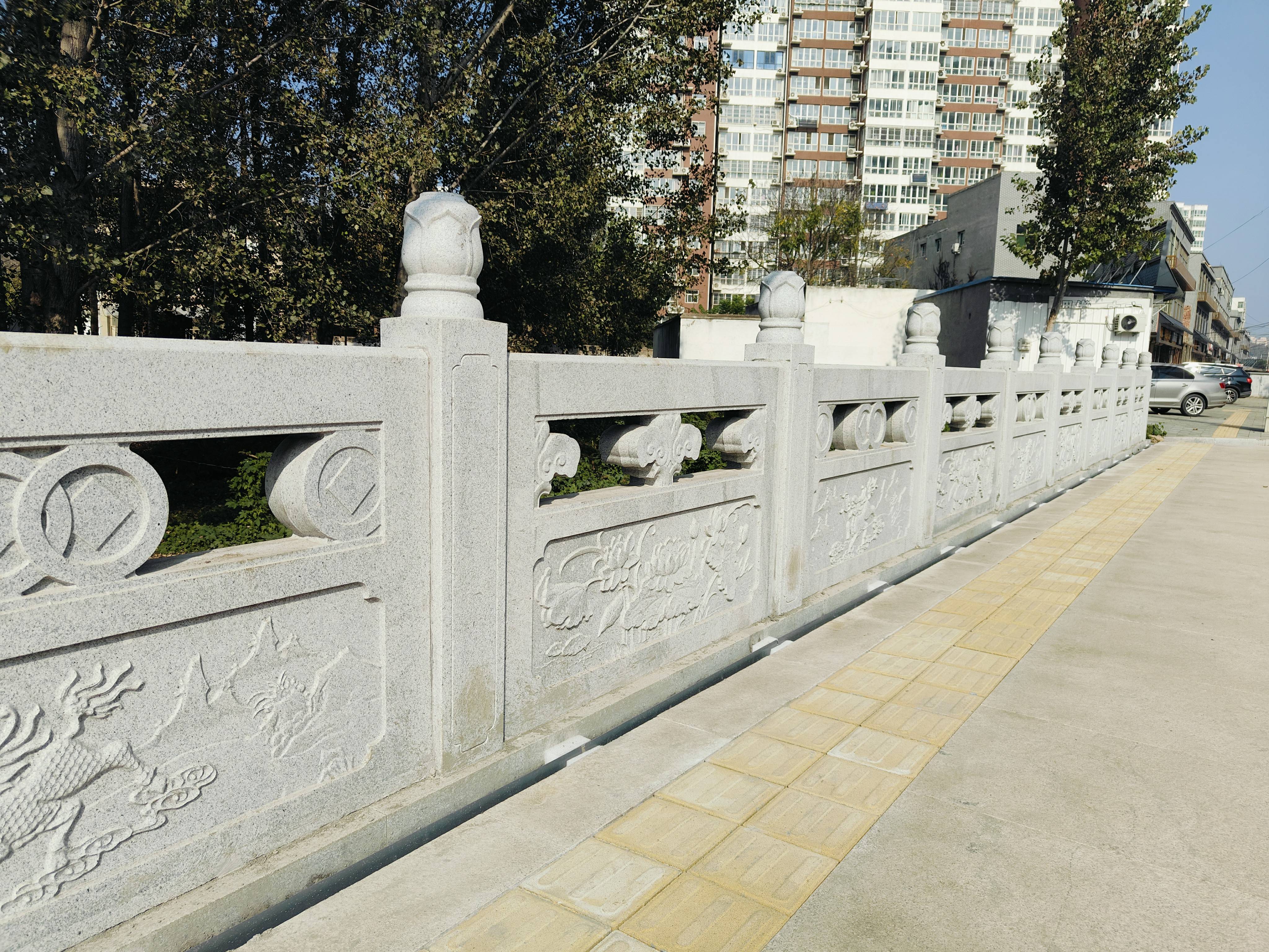 曲阳县聚隆园林雕塑:专业花岗岩石栏杆厂家,精工打造桥梁石雕栏杆