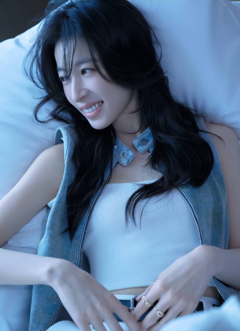 蓝白造型简洁清爽,周雨彤随性时尚,淑女气质尽显!