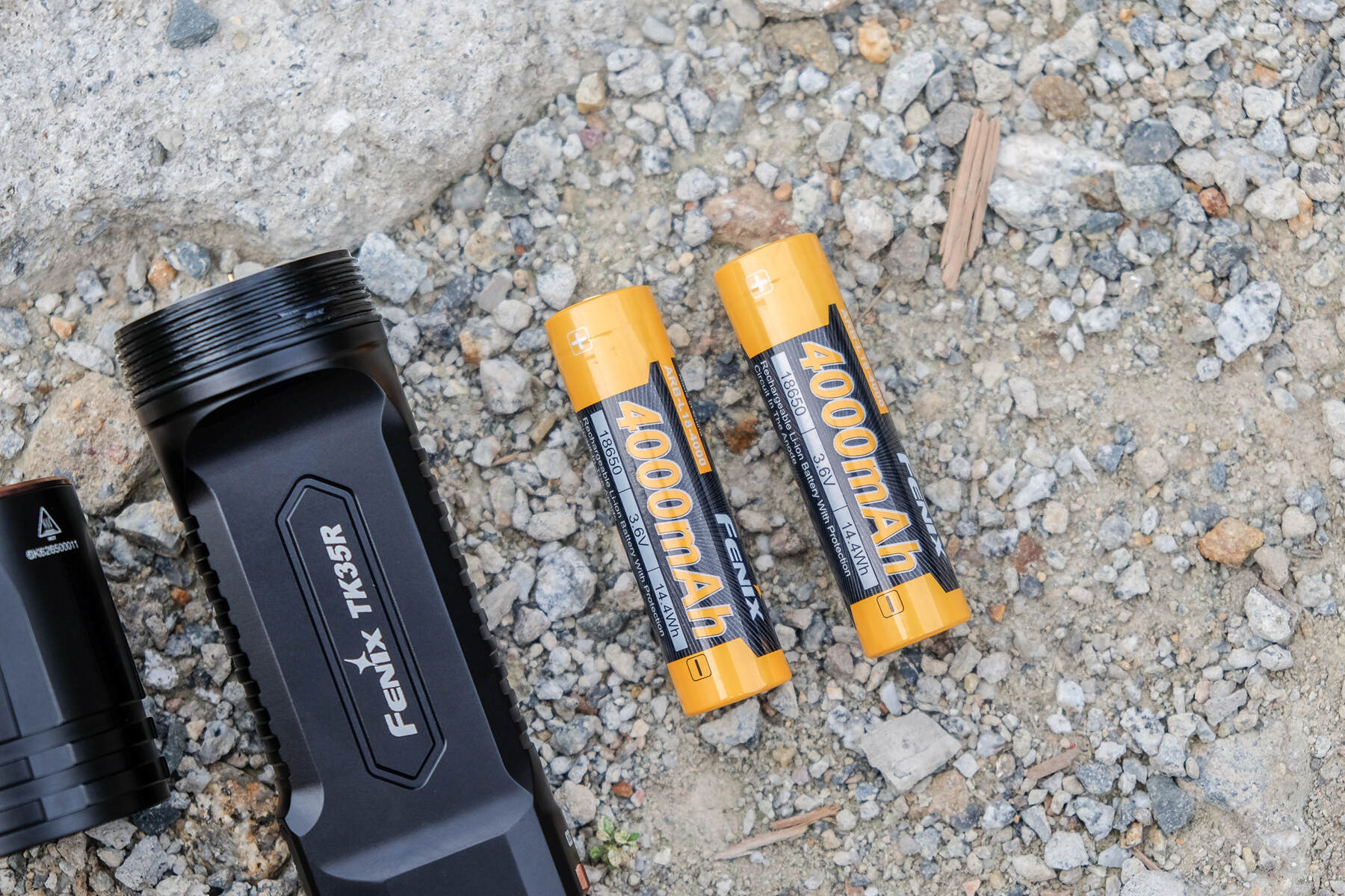 碾压级亮度，5800流明+610米远射程，这款战术手电让黑夜无所遁形