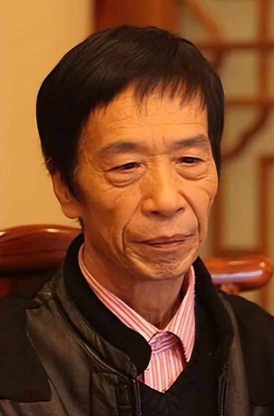 "贾队长"颜冠英:60岁靠演"汉奸"成名,如今79岁发福不显老