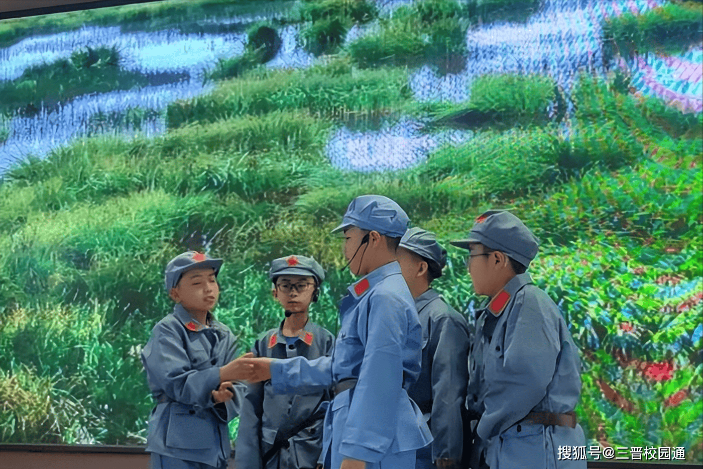 小演员们以质朴的表演演绎着长征路上那个感人至深的故事,情感真挚