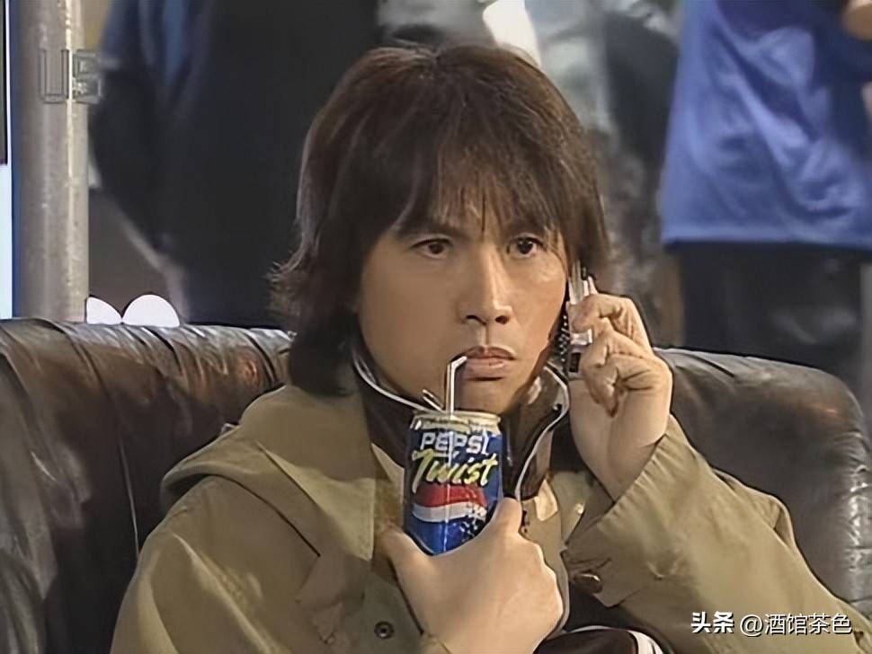 黄子华现状:65岁越老越有型,不结婚不生娃,独居豪宅,生活潇洒