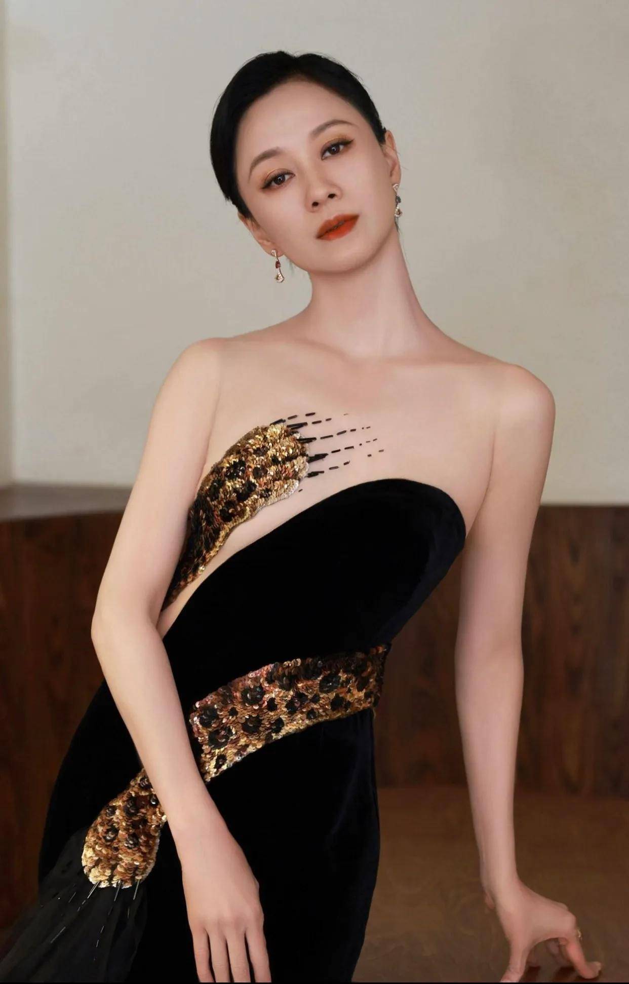 同济大学毕业,中国内地影视女演员,荣获"全国十大广告模特明星"