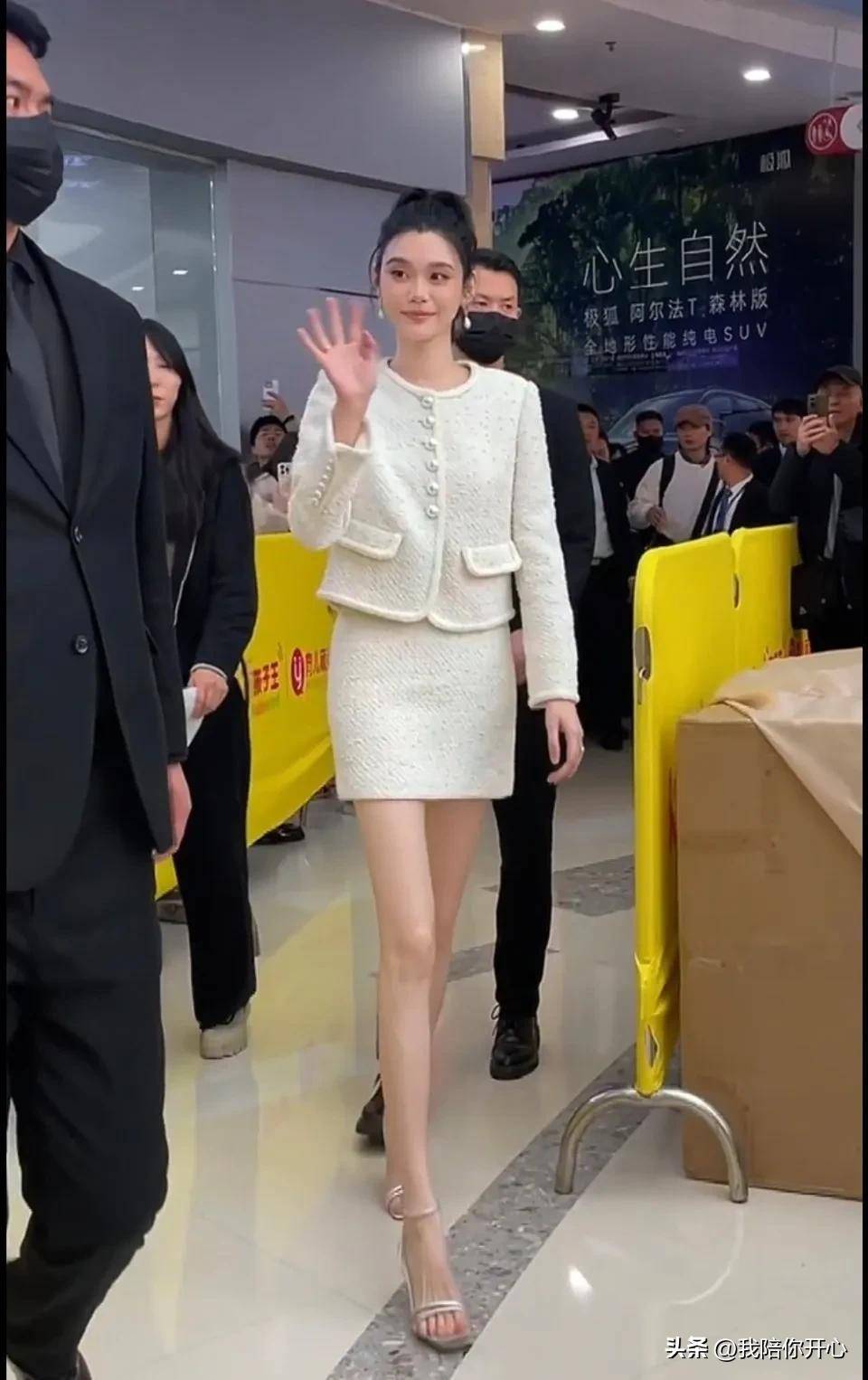 奚梦瑶如何在娱乐圈立足?看完这双美腿,大家都明白了