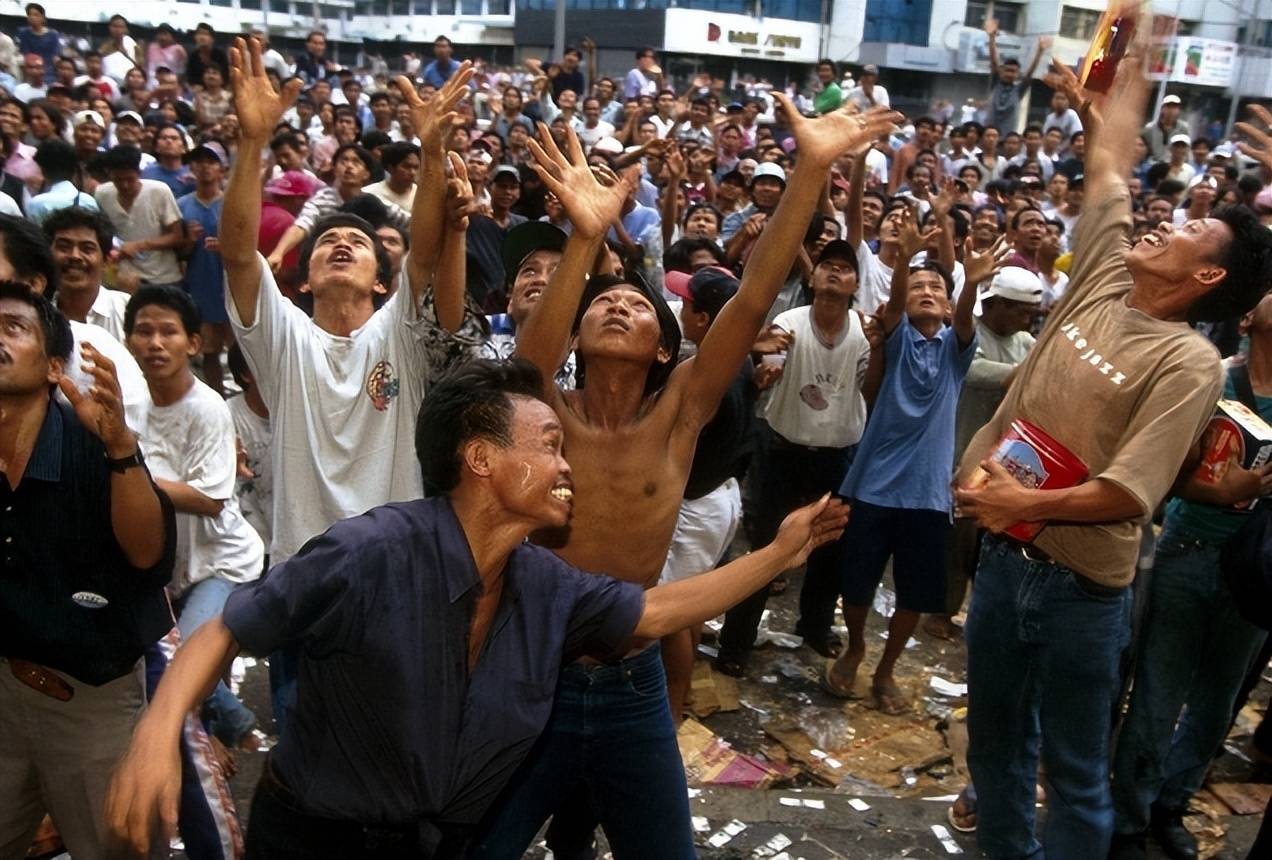 1998年印尼屠华事件10万华人妇女当街被侵犯50万华人惨遭屠杀