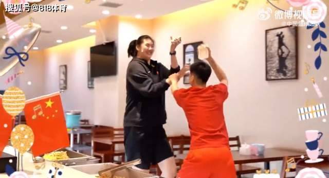 有爱!女篮全队为18岁张子宇庆生,韩旭当主持大哥黄思静带头拍蛋糕