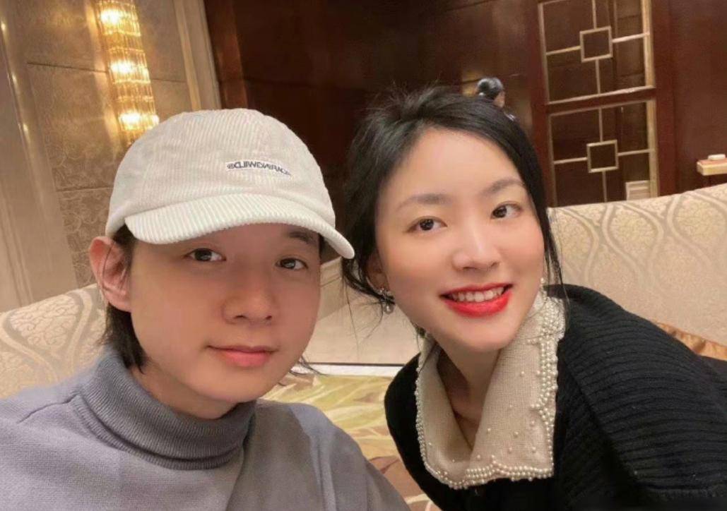 把前女友送进监狱后,霍尊迎来了才貌双全的新女友,颜值比陈露高