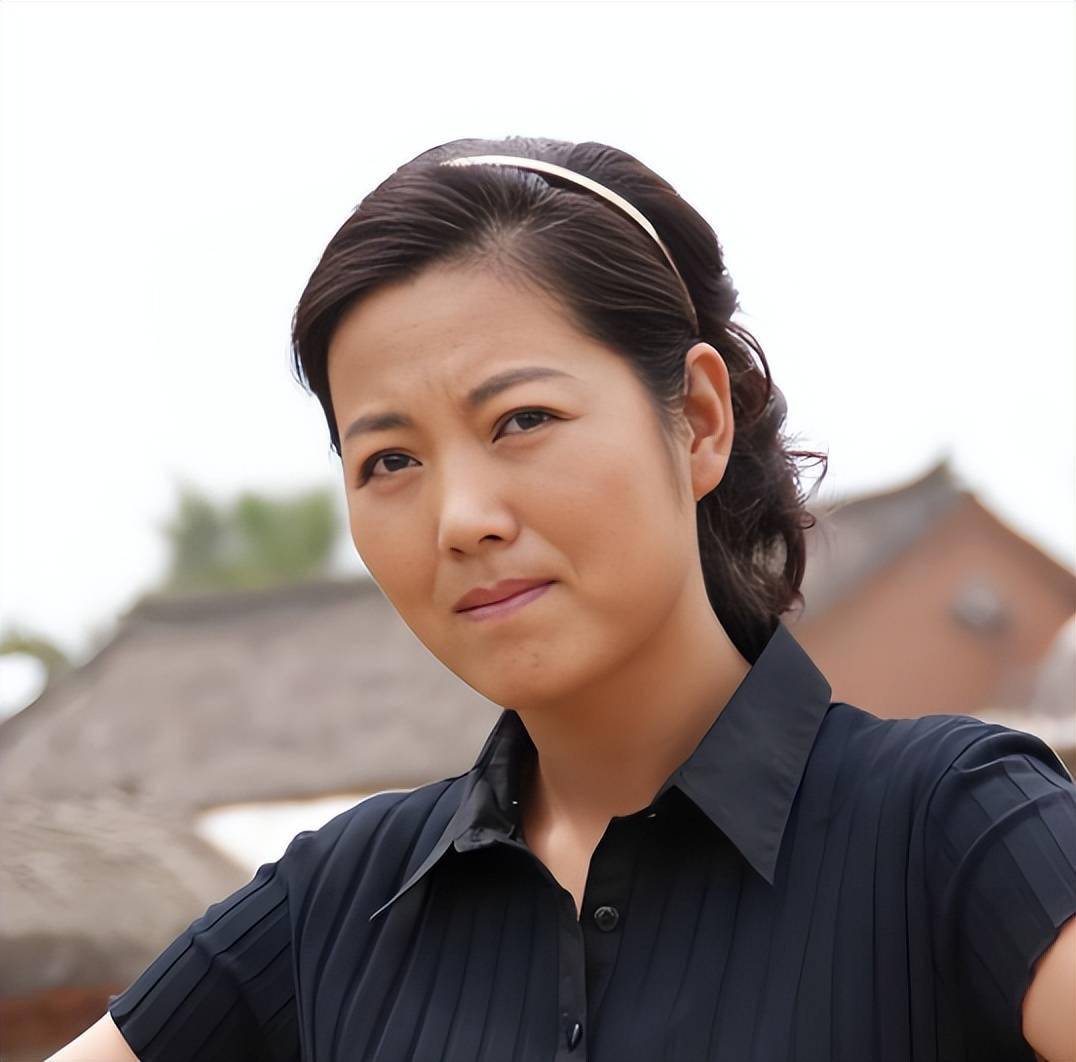 演员王茜华现状:患病大变样,丈夫陪伴左右,当初高龄产子没选错