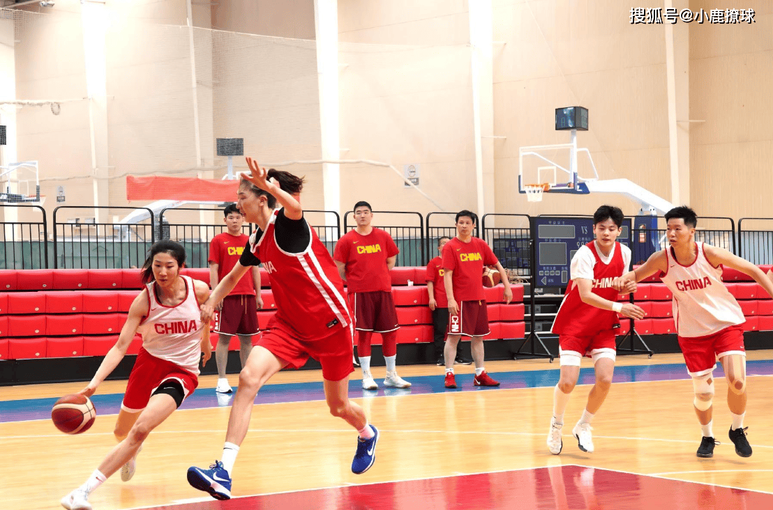 2025女篮亚洲杯：中国女篮12人名单揭晓，李梦领衔，新星张子宇接棒李月汝