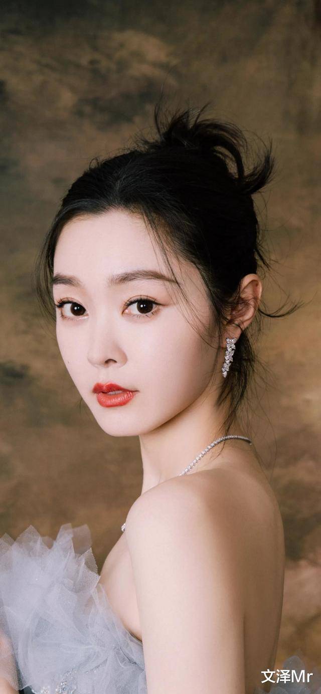 宋轶身穿浅蓝色抹胸礼服,尽显她曼妙的身姿