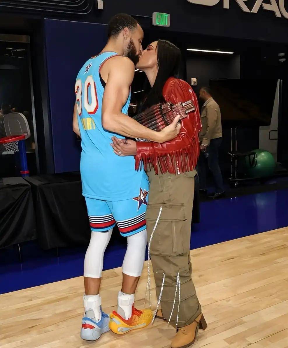 1亿美元,娶中国血统妻子,6年生3娃