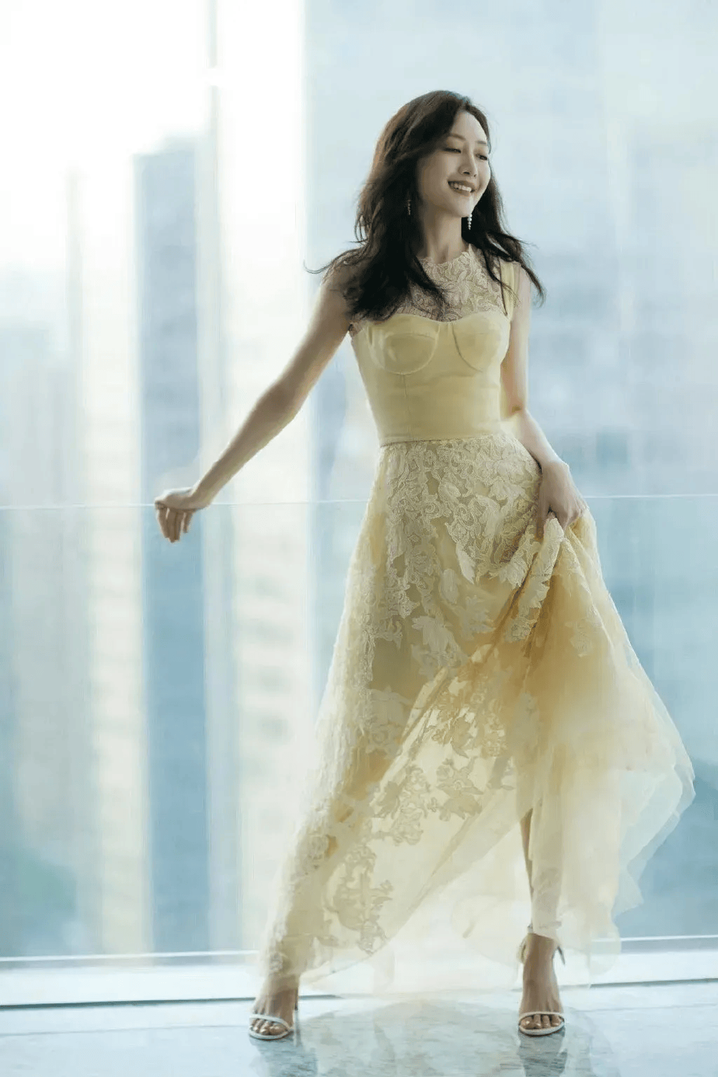 王鸥蕾丝裙写真大片爱看多拍