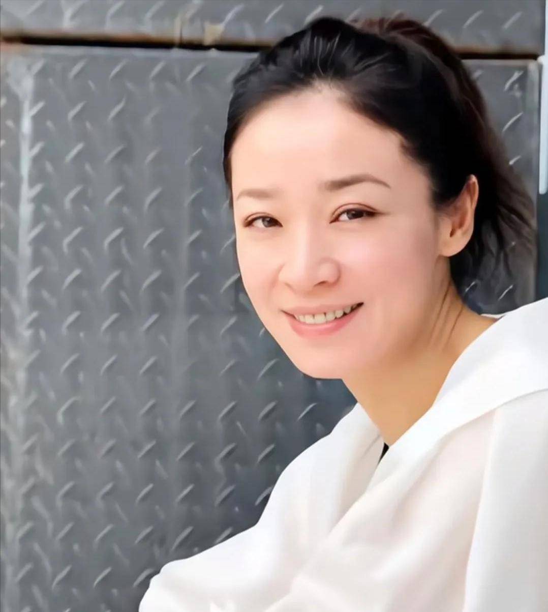 李乃文老婆罕见曝光!撞脸赵薇,气质不输女明星,身份曝光不简单