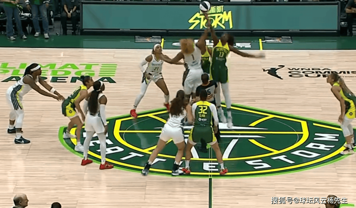 WNBA激战：山猫八连胜制霸联盟，李月汝6分1篮板遭主帅雪藏